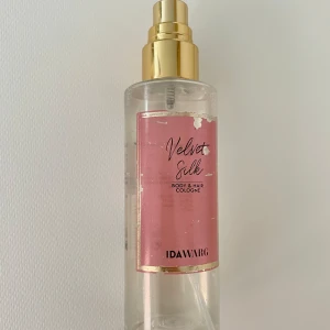 Ida Warg bodymist - Bodymist från Ida Warg, ca 60 ml kvar. Flaskan har skavt mot andra produkter i sminkväskan, därav inte lika fin utvändigt. 