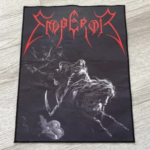 Emperor Rider Backpatch  - En skit snygg Backpatch (ca 36 x 28cm) med bandet Emperor, säljer då jag inte tryckte att den passade in med mina andra patches på jackan! 🌝🌝 fint skick, den enda skadan syns på bild 3. Du får med en dark funeral patch på köpet! 