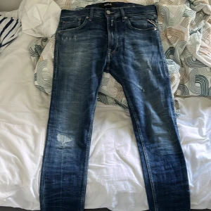 Replay jeans med slitningar  - Säljer nu mina skitsnygga replay jeans i storlek 31 30. Jeansen har skitsnygga slitningar och är i väldigt snygg tvätt. Vid frågor skicka ett meddelande😁✌🏻