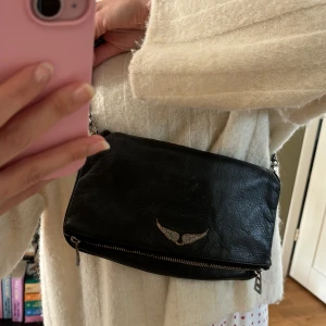 Zadig et Voltaire väska - Säljer min Zadig väska, hade den i många år med den är i helt okej skick. Lite fläckar med annars hel. Inköpt på zadigs hemsida, dustbag medföljer