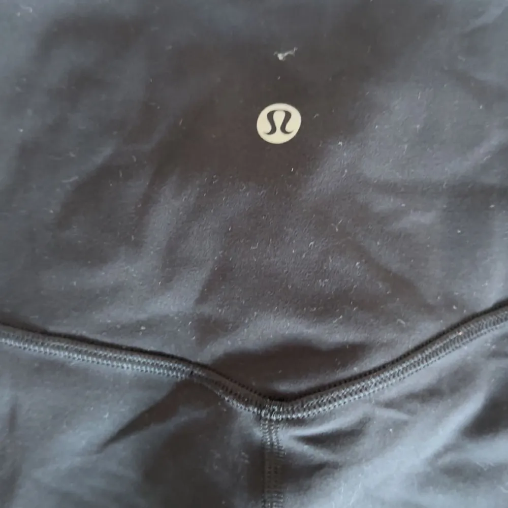 Jättesnygga träningsbyxor från lululemon, faller tyvärr inte i den stilen jag brukar använda vill ha lite lösare därav jag säljer de. Nypris ca 1480kr jag släpper de för 900kr och kan skickas med spårning. . Sportswear.