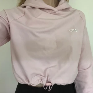 Croppad hoodie - Croppad hoodie med luva och dragsko i midjan💗Märke: ICANIWILL, använd ett fåtal gånger. Storlek XS