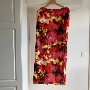 Kjol NA-KD - Storlek 40 oanvänd pris 299kr