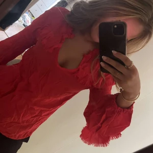 Luftig utlandströja  - En röd blus från Spanien. S/M  Vet inte riktigt vilket märke men bra kvalite.🥰