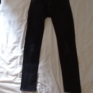 Svarta skinny jeans - Bra skick, lite slitet på knäna och märket i bak är slitet. Jag säljer byxorna för att det är inte är min still och de är även för långa på mig. Längd ca 91cm och midjan ca 64cm. Skulle säga att storleken är runt xs. W27 L30.