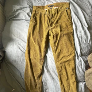 Vans Authentic Chino - Ett par vans chinos med en relaxed passform Använda 2 gånger så i nästan perfekt ny skick Nypris 899   Är det några frågor så skriv bara