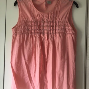 Rosa blus - Supergullig rosa blus med fina detaljer. 