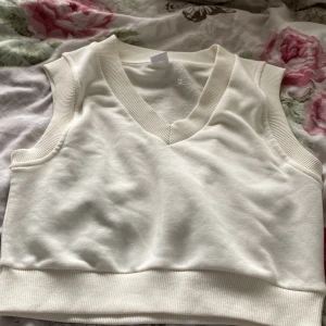 Säljer. Denna här fina tröjan för ändats 75 kr  - Har aldrig använt  storlek 7 till 8 men passar dem som har storlek 11-12 💞