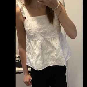 Vit detaljerad topp - Säljs pga ej kommer till användning, fint skick och knappar på baksidan, använd fåtal gånger, skriv för mer bilder 