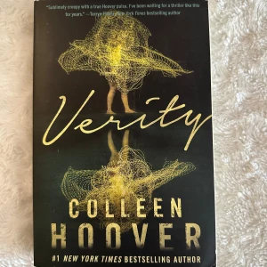 Verity - Boken ”Verity” av Colleen Hoover 📚 Boken är på engelska. Den är läst och köptes för 186kr. Frakt tillkommer!