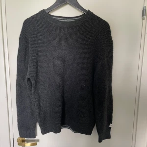 Stickad tröja - Säljer en stickad tröja från zara som är i mycket bra skick. Den är väldigt stor i storlek skulle säga att den passar xs. Pris kan diskuteras.