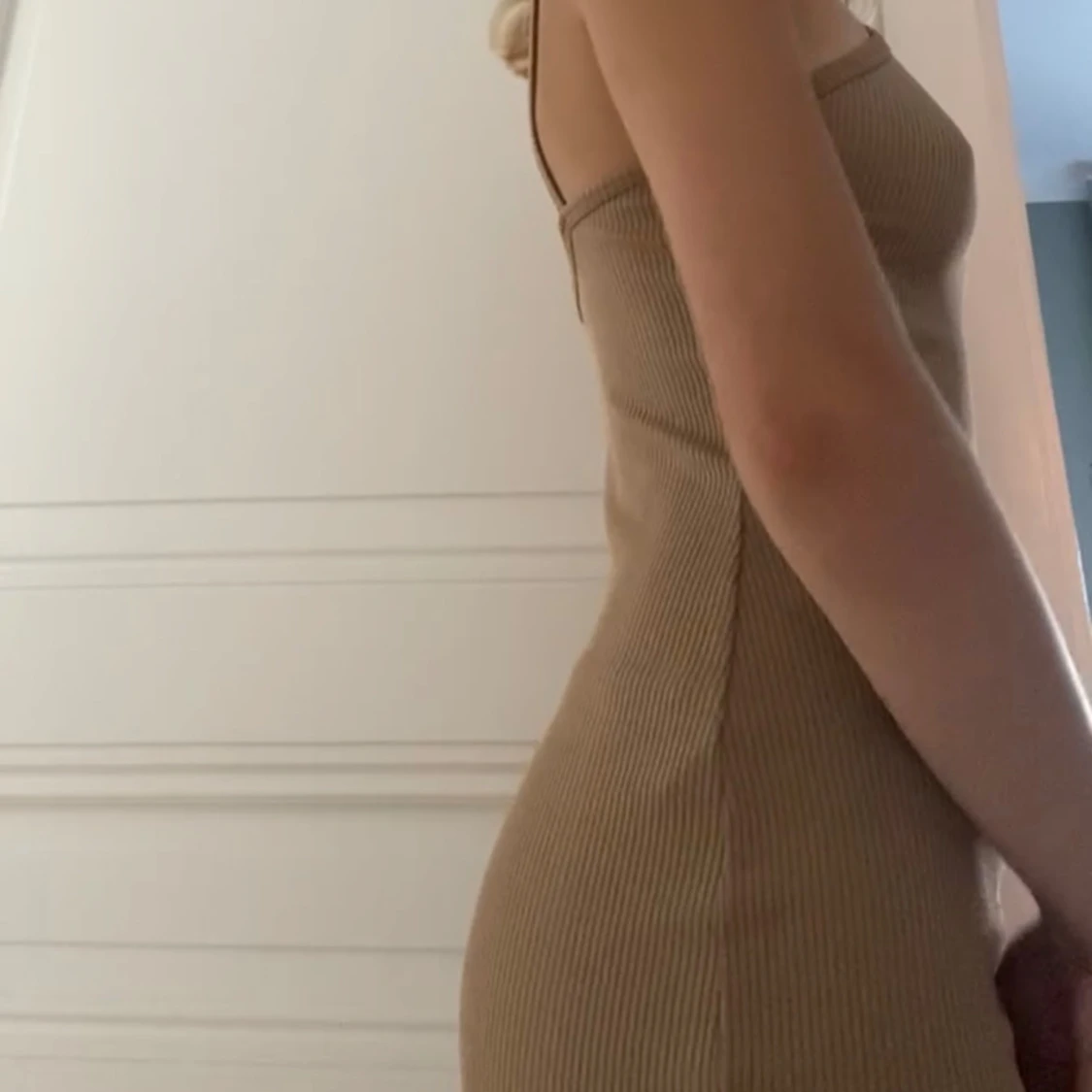 Tight beige klänning - 91