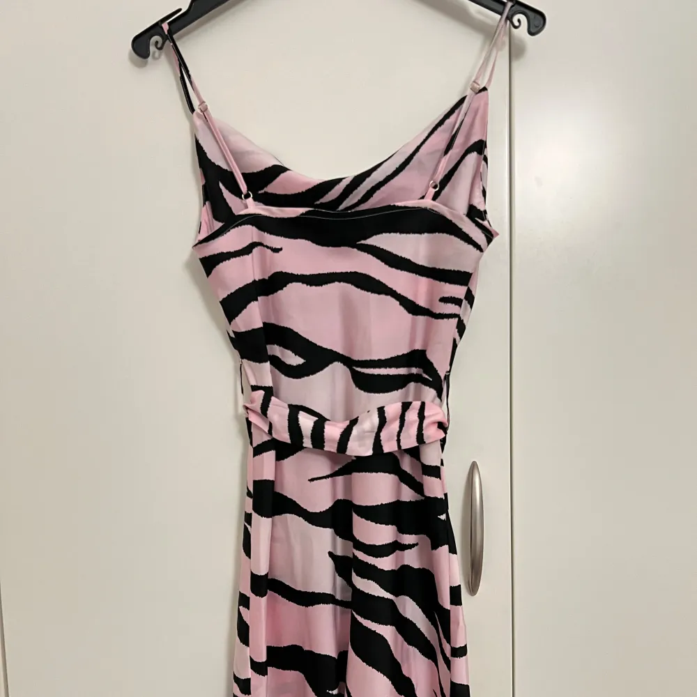 River island klänning. Ny skick. Klänning är oanvänd. . Mekot.