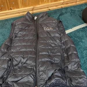 Ea7  - Hej säljer en väst som heter EA7 som är ekta  