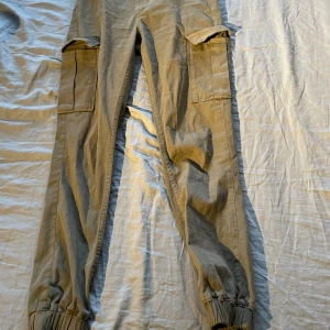 En grön cargobyxa - Använt ett par få gånger 