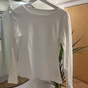 Vit långärmad tröja  - Vit långärmad tröja från Shein. Aldrig använd. Storlek L men passar även M. 