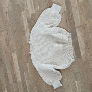 Stickad tröja med korta ärmar - Stickad tröja med korta ärmar. 