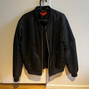 Höst jacka / vinterjacka  - Bra skick. Fåtal gånger använd. Teddy ull på insidan. 