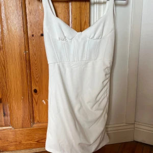 Vit Zara klänning - Vit klänning från Zara. Storlek M men skulle säga att den är mer som en S. Klänningen är aldrig använd och har prislappen kvar. Köpt för 359 kr.
