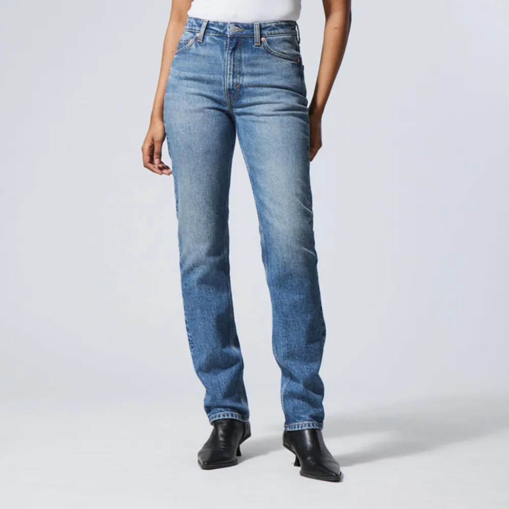 Jeans från weekday i modellen Smooth high slim jeans och i färgen golf blue 💗 passar exakt som på bilderna och har inget slitage för att de är knappt använda. Jeans & Byxor.