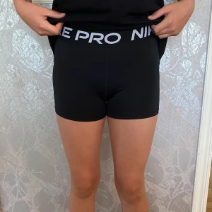 Nike PRO  - Nike PRO cykelbyxor  I färgen svart Material: polyester stl: M  Fina, men i använt skick
