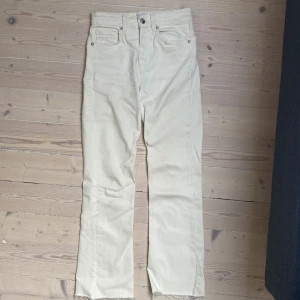 Vita jeans - Skitsnygga cremevita jeans perfekt till sommaren! Stl 36 men passar 34!