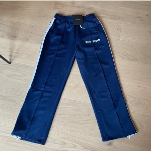 Palm angels byxor - Hej! Säljer mina näst intill oanvända palm angels byxor, dom är i jätte bra skicka, Tags medföljer! Hör av er vid alla funderingar! Priset kan diskuteras vid snabb affär🔛🔝