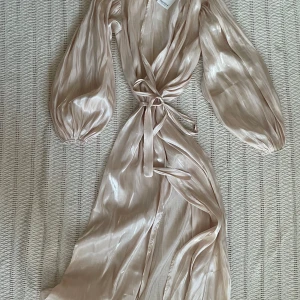 Khaleeji style luxury abaya - Aldrig använd med etikett kvar  Jättefin abaya med lyxigt material