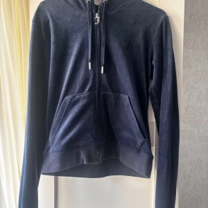 Juicy Couture tröja. - Fint skick, finns även byxor till.💙