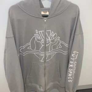 Broken planet grå kofta - Broken planet grå kofta  Size: M oversizez Skick: General wear flawless annars 8/10 Pris:1200kr   Hit me up!✌🏾
