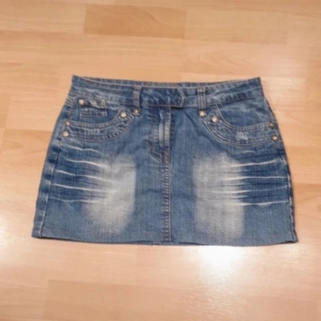 Lågmidjad jeanskjol