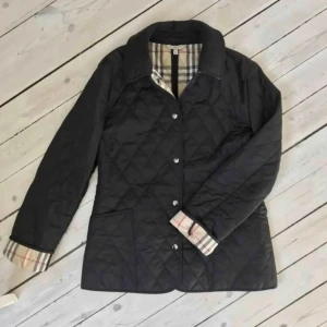 BURBERRY JACKA - Burberry jacka dam passform, super fin som inte används längre. Säljer för biligt pris då jag vill bli av med den fort då den tar oönskad plats!