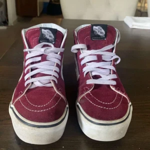 Vans - Säljer mina fina vinröda vans i storlek 35 men är för stora på mig som oftast har 36!💖💖 Kommer tvättas mer innan de skickas!