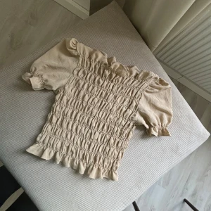 Fin topp - Skicket är som ny, man kan ha den som offshoulder eller ha den som den är! 