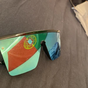 Solglasögon  - Säljar dom här solglasögonen för dom kommer inte till användning på sista bilden kan man se att dom har repor men de är lite svårt att se ☀️🕶️