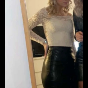 Skinn kjol - Endast använd en gång,tyvärr såg jag att de små fläckar på den nu… men inget jag försökt få bort går nog bort enkelt