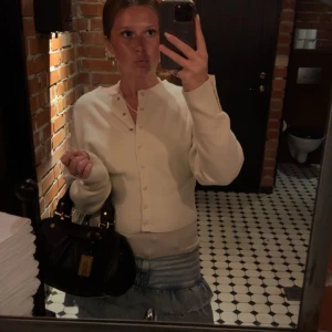 Marc Jacobs väska  - En helt ny Marc Jacobs väska med dustbag ❤️ man får med band och nypriset är 5000! Köpt för bara några få månader sedan! I perfekt skick inte en enda skråma eller defekt💖☺️ skriv om du har frågor!💝😊 Aldrig använd!!! Pris kan diskuteras  ❤️