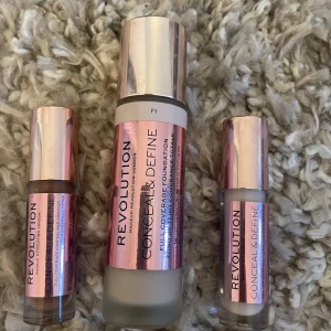 Revolution produkter  - En foundation i färgen F1 En concealer i färgen C1 En concealer/contor i färgen C14 Mycket produkt kvar i alla💗