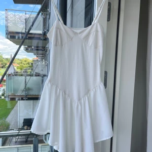 Söt sommarklänning - Jättefin sommarklänning! Köpt second hand men ursprungligen från Bubbleroom. Justerbara band och smickrande dropwaist