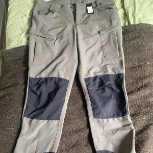 Fritidsbyxa  - Fritidsbyxa nyskick, aldrig använda!  Inköpta för 599kr  Storlek 42/XL men passar L också.