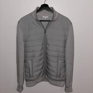 Grå Cardigan Reiss - Grå stickad cardigan från Reiss | Storlek: M - Skicket på cardiganen är väldigt bra utan några defekter alls - Pris: 949kr - Nypris: 2800kr - Skriv vid funderingar!