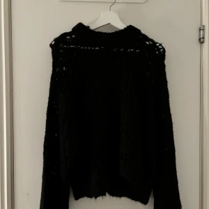 Stickad tröja  - Svart hålig stickad tröja från Zara! Storlek S🫶 Jättefint skick, endast använd en gång!!