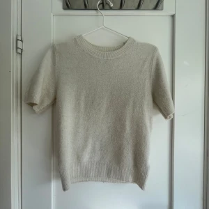 Stickad t-shirt  - Storlek xs från hm. Köpt för ungefär 300 säljer för 150kr. Bra skcick och jätte skön 