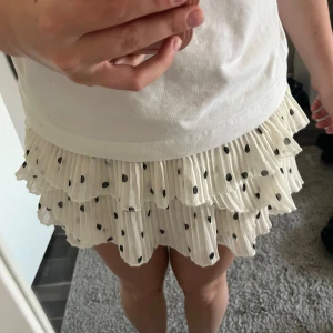 Prickig kjol!🫧 - Svart vit prickig Zara kjol!!🤍 kjolen är i bra skick och sällan använd, kjolen har ett par insydda skjorts i vilket är välldigt praktiskt🩷