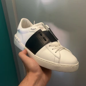 Valentino  - Säljer ett par Valentino Calfskin Open sneaker ny pris 7200 inprincip helt nya använt 2 gånger. Storlek 41 pris går att diskutera vid snabb affär 
