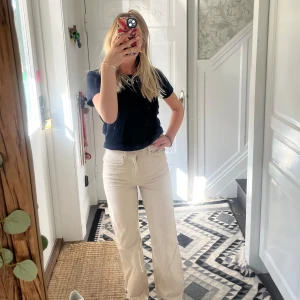 Ljus biega jeans - Super sköna jeans med straight fit! Använt Max 3 gånger❤️
