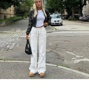 Alobha label linnebyxor  - Ok skick lite nötta högst upp på insida lår och även en liten reva se bild, skriv om du vill ha fler bilder storlek xs. 500kr eller bud