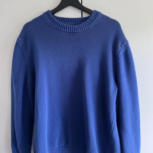 Blå stickad tröja - Köpt från mango, storlek L passar M också bra. I mycket fint skick. Bara att höra av er vid fundering. 