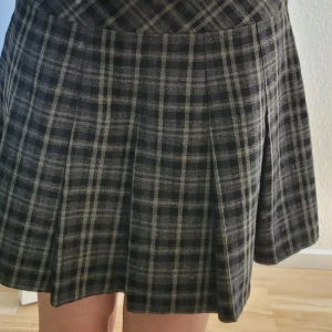 Mini skirt - Gråsvart rutig kjol med volanger. Skriv för fler/bättre bilder🫶🏻🫶🏻
