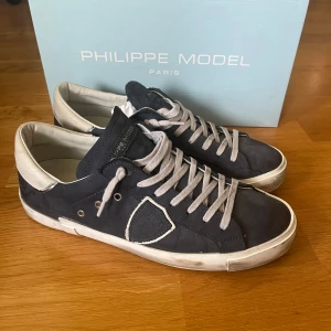 Phillipe Model skor  - Blåa Phillipe Model skor i mycket gott skick. Box ingår och digitalt kvitto finns. Bara att höra av sig vid frågor!